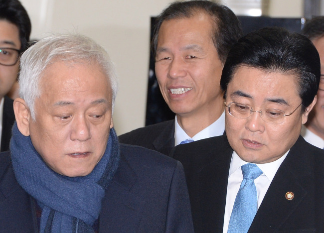 김한길민주당대표가이12일 오전 국회에서 열린 최고위원회의에 참석하기위해 전병헌원내대표,최문순강원도지사와 함께 회의장에 입장하고 있다.이길동기자.gdlee@-2014.02.12.