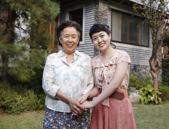 나문희(좌부터/탤런트/영화배우),심은경(탤런트/영화배우)
장발장과 류승룡이 난 자리에 엘사와 심은경이 찾아왔다. 2013년초엔 장발장의 노래와 바보아빠의 딸사랑이 객석을 울리더니, 꼭 1년 후엔 ‘엘사’의 노래와 되찾은 엄마의 청춘이 관객들을 사로잡았다. 주인공의 성별만 바뀐 ‘닮음꼴’이다. ‘데자뷔’마저 든다. 해외 뮤지컬 영화와 한국 휴먼코미디영화의 쌍끌이 흥행. 겨울극장가의 새로운 공식이 됐다.