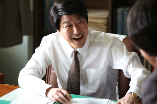 송강호(영화배우)
영화 ‘변호인’의 흥행 돌풍이 한국을 넘어 미국에서도 이어지고 있다. 미국의 영화흥행 집계 전문사이트 ‘박스오피스 모조’ 등이 11일 내놓은 자료에 따르면 ‘변호인’은 미 전역 27개 개봉관에서 지난 7~9일 주말 동안 총 21만 6305달러를 벌어들였다.