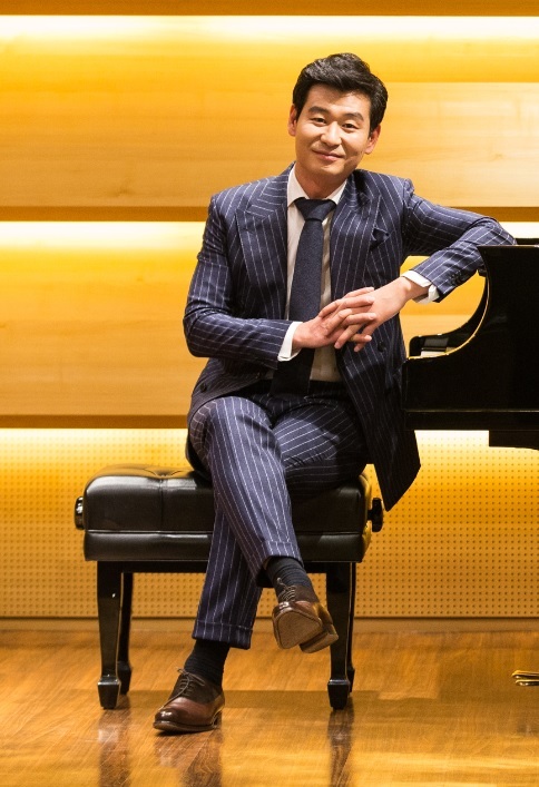 박혁권(연극배우/탤런트)
배우 박혁권이 JTBC의 새 드라마 ‘밀회’에 김희애의 남편 역할로 캐스팅됐다. 드라마에서 유아인과는 사제지간이자 삼각관계에 놓일 전망이다.