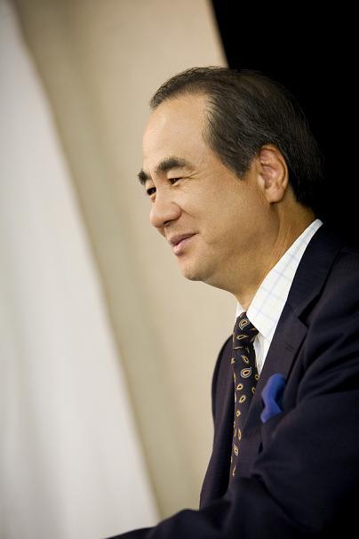 윤석금(기업인/웅진그룹회장)
윤석금(69)이 돌아온다. 웅진그룹 지주사인 웅진홀딩스가 법정관리(기업회생절차)를 1년4개월 만에 졸업했다.