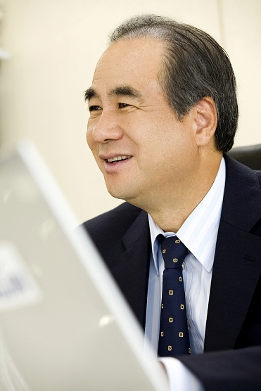 윤석금(기업인/웅진그룹회장)
윤석금(69)이 돌아온다. 웅진그룹 지주사인 웅진홀딩스가 법정관리(기업회생절차)를 1년4개월 만에 졸업했다.