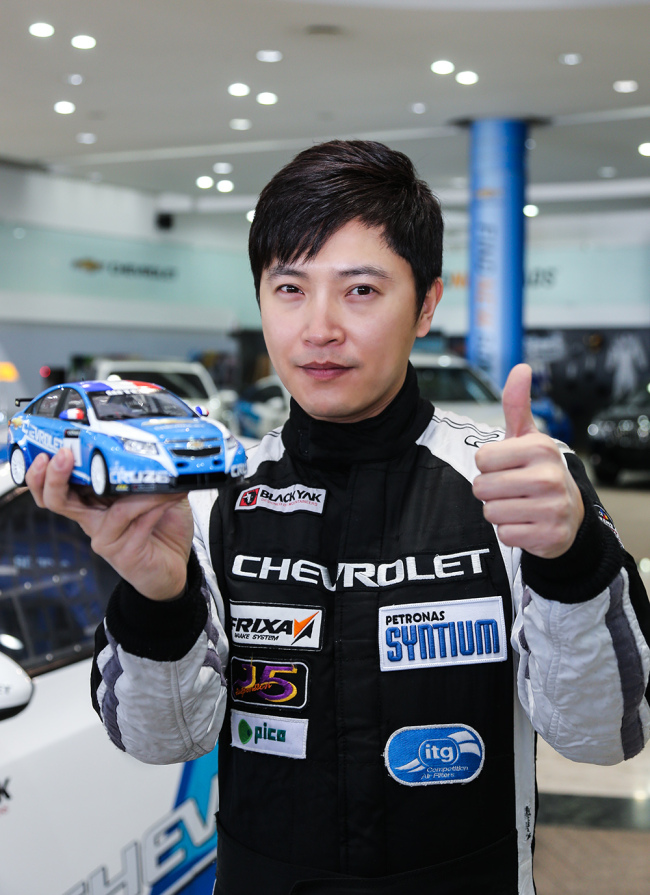 안재모(탤런트/영화배우)
한국지엠의 ‘쉐보레(Chevrolet) 레이싱팀이 배우 겸 카레이서 안재모 선수를 새로 영입하고, 더욱 강력하게 튜닝한 쉐보레 크루즈 레이스카로 올 시즌 슈퍼레이스에 도전한다.