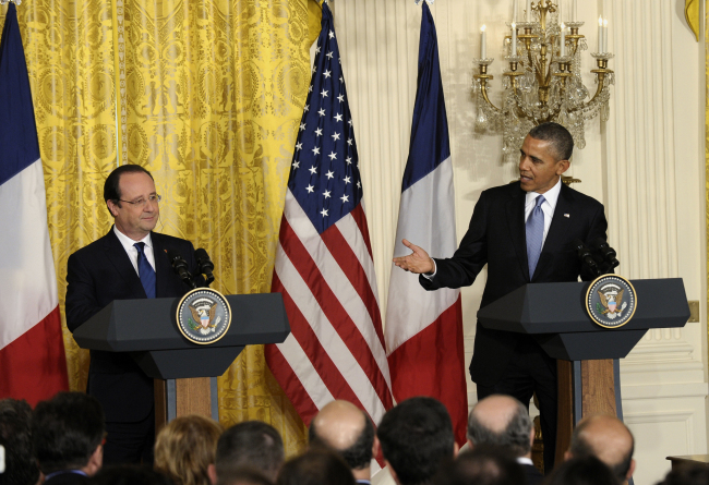 U.S. President Barack Obama (right) gestures toward French President Francois Hollande during their joint news conference in the East Room of the White House in Washington on Tuesday.   AP-Yonhap