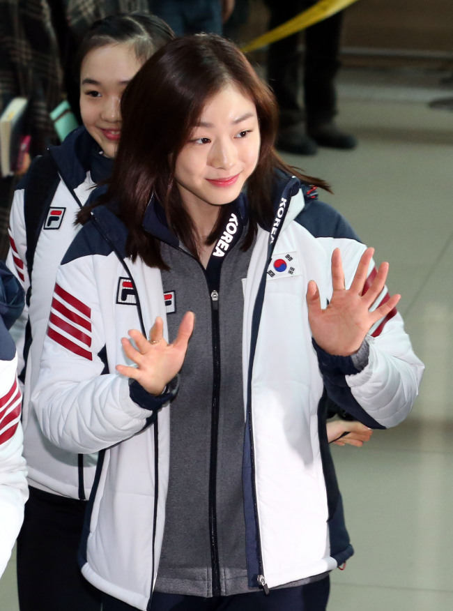 김연아(스케이트선수)
Korea’s reigning Olympic figure skating champion Kim Yu-na brushed off the threat to her title from teenage Russian prodigy Julia Lipnitskaia as she left Seoul Wednesday for the 2014 Games.
Korea’s Kim Yu-na waves to her supporters at Incheon International Airport on Wednesday.   Yonhap