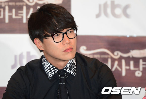 성시경(가수)
가수 성시경이 드라마 폭발적 반응을 끌어냈던 OST로 차트 올킬에 도전한다.
