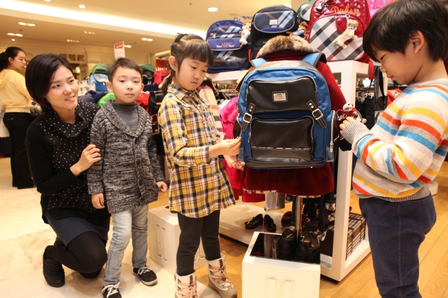 롯데백화점은 오는14일에 본점, 잠실점 등 8개 점포에서 ‘럭키백을 잡아라’ 특별 행사를 진행한다.
‘노스페이스영’, ‘데상트’, ‘게스키즈’, ‘휠라키즈’ 등 아동ㆍ스포츠 20여 개 인기 브랜드가 참여하여, 총 800개 물량의 럭키백을 구성했다. 럭키백 안에는 러닝화, 후드티, 가방 등의 아이템이 랜덤으로 담겨 있으며, 기존 판매 가격에 비해 30~60% 할인된 가격으로 구입이 가능하다. 가격은 3만원, 5만원이다.