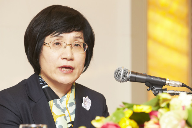 권선주(금융인/기업은행은행장)
권선주 신임 IBK기업은행장이 2016년까지 세계 100대 은행으로 도약하겠다는 포부를 밝혔다. 기술이 뛰어난 중소기업에 자금지원을 확대하는 등 희망금융(HOPE)을 표방한 경영전략도 발표했다.