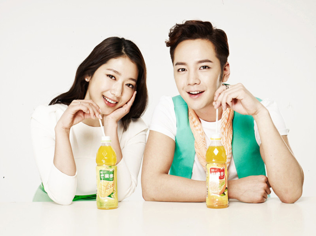 박신혜(좌부터/탤런트/영화배우),장근석(영화배우)
‘상속자들’의 인기로 중국의 새로운 여신으로 떠오른 박신혜가 브랜드 탄생 15주년을 맞은 중국 통일음료의 새 얼굴로 발탁됐다. 박신혜는 이에 지난 해에 이어 통일음료 모델로 활약하게 된 장근석과 함께 통일음료를 대표하는 모델이 됐다.