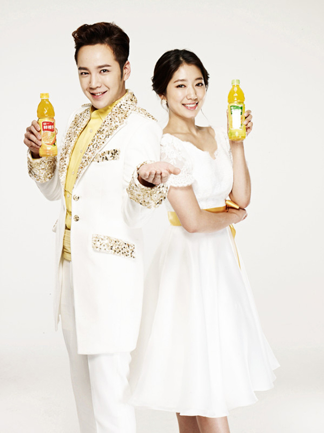 장근석(좌부터/영화배우),박신혜(탤런트/영화배우)
‘상속자들’의 인기로 중국의 새로운 여신으로 떠오른 박신혜가 브랜드 탄생 15주년을 맞은 중국 통일음료의 새 얼굴로 발탁됐다. 박신혜는 이에 지난 해에 이어 통일음료 모델로 활약하게 된 장근석과 함께 통일음료를 대표하는 모델이 됐다.