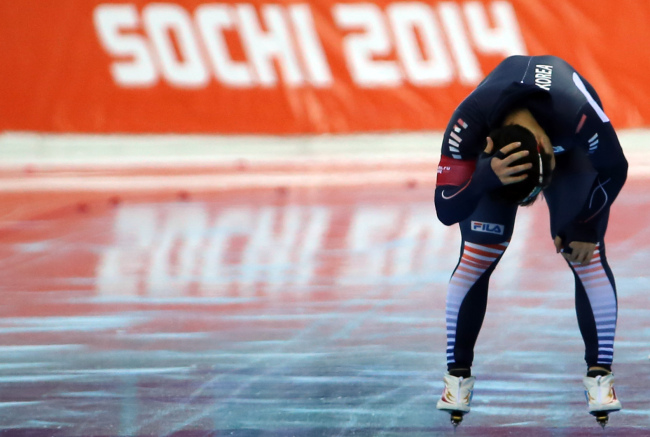 South Korean speed skater Mo Tae-bum is disappointed as he fails to fetch a medal in the men's 1,000 meters at the Sochi Winter Olympics on Wednesday. (Yonhap)