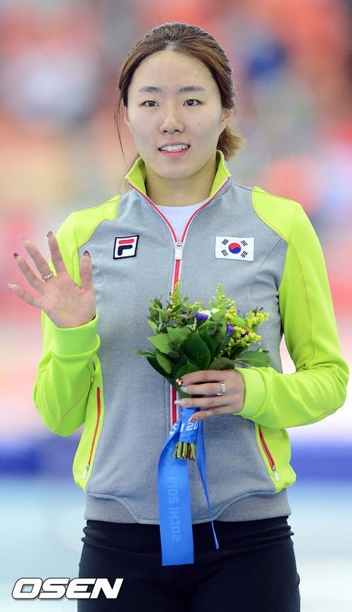 이상화(스케이트선수/서울시청)
올림픽 2연패의 위업을 달성한 빙속여제 이상화(25·서울시청)의 시상식에 누리꾼들의 관심이 모아지고 있다.
