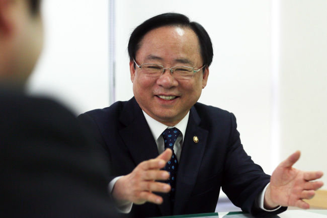 이주영(국회의원/변호사/새누리당국회의원/여의도연구원원장)
‘여수 기름 유출 사고’를 둘러싼 설화로 윤진숙 전 해수부장관이 경질된지 6일 만에 이주영 새누리당 의원이 새 장관으로 내정됐다. 급전직하 위상 추락 위기에 몰린 해수부에 구원 등판한 것이다.