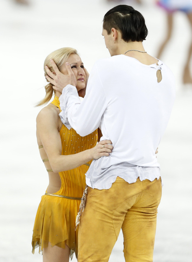 Russia’s Tatiana Volosozhar (left) and Maxim Trankov celebrate their gold medal.   Xinhua-Yonhap