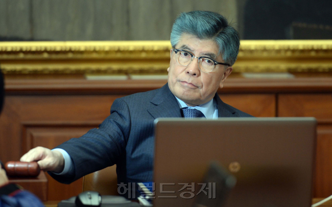 김중수 한국은행 총재가 13일 서울 한국은행에서 열린 금융통화위원회 정례회의에 참석, 잠시 고민에 잠겨 있다.<br />윤병찬 기자/yoon4698@heraldcorp.com
김중수 한국은행 총재가 13일 서울 한국은행에서 열린 금융통화위원회 정례회의에 참석, 잠시 고민에 잠겨 있다.
윤병찬 기자/yoon4698@heraldcorp.com