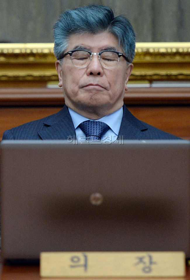 김중수 한국은행 총재가 13일 서울 한국은행에서 열린 금융통화위원회 정례회의에 참석, 잠시 두 눈을 감으며 생각에 잠겨 있다. <br />윤병찬 기자/yoon4698@heraldcorp.com
김중수 한국은행 총재가 13일 서울 한국은행에서 열린 금융통화위원회 정례회의에 참석, 잠시 두 눈을 감으며 생각에 잠겨 있다.
윤병찬 기자/yoon4698@heraldcorp.com