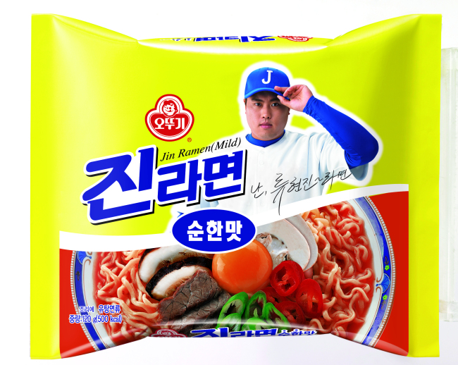 13일 관련업계에 따르면 오뚜기는 진라면 광고 모델인 류현진의 이미지를 봉지 디자인에 삽입한 새로운 진라면을 출시했다. 류현진은 지난해 11월 진라면 먹방 광고로 온라인에서 연일 화제가 됐으며,‘류현진라면’이라는 진라면의 또 다른 이름을 탄생시켰다. 오뚜기는 이러한 소비자 반응에 따라 류현진 이미지를 기존 진라면 봉지 디자인에 삽입시킨 새로운 상품을 내놨다.