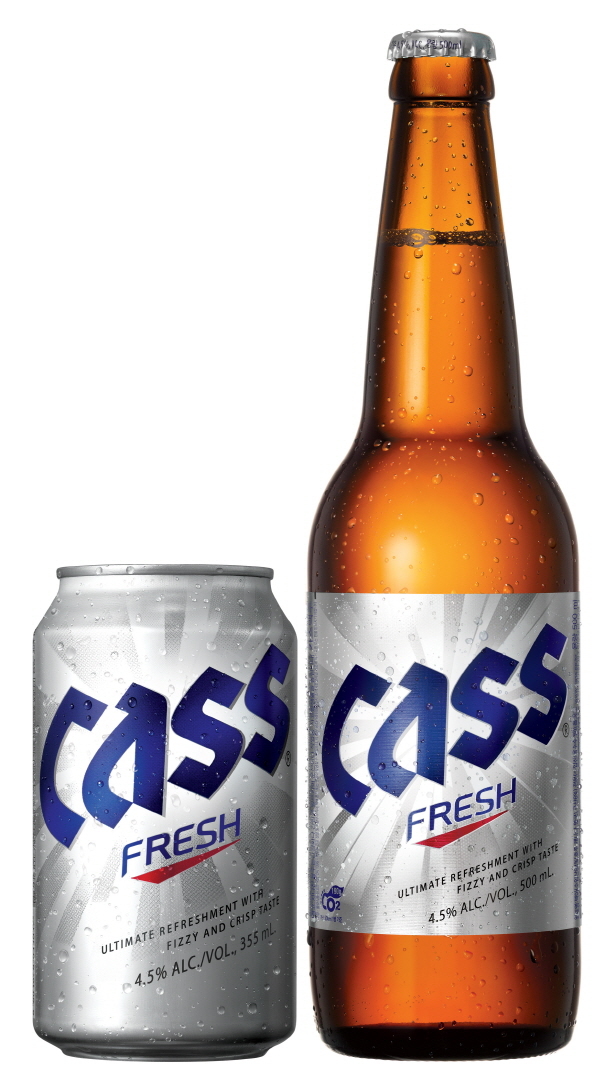 오비맥주는 ‘카스 후레쉬’의 BI(Brand Identity)를 더 역동적인 이미지로 교체하고 젊은소비자층을 겨냥한 마케팅을 한층 강화하고 나섰다. 이번 리뉴얼은 1994년 제품 출시 이후6번째다. 새 디자인은 기존 제품의 맛은 그대로 유지하면서도 ‘카스 후레쉬’브랜드 로고의 정형성을 강조해 가시성을 높이고 젊고 모던한 이미지를 강화한 것이 특징이다.