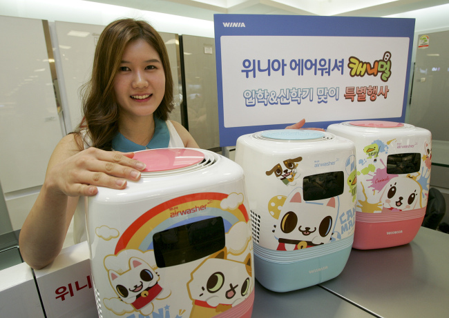 위니아만도는 졸업, 입학, 신학기를 맞아 다음달 10일까지 위니아 에어워셔를 구매하는 고객에게 가격할인 혜택과 사은품을 제공하는 특별 행사를 실시한다. 모델이 위니아만도의 에어워셔 ‘위니아 에어워셔 캐니멀’을 소개하고 있다. ［사진제공=위니아만도］