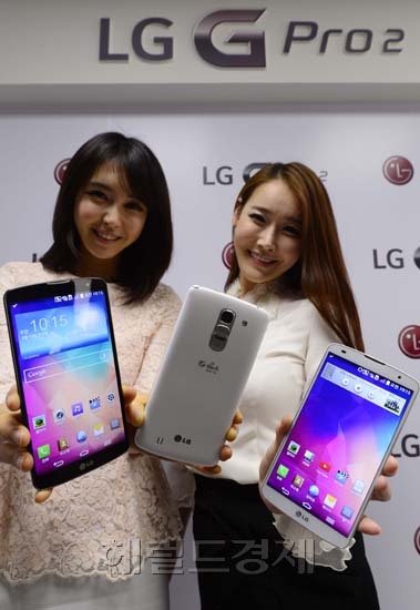 LG전자가 13일 오전 서울 여의도 LG트윈타워에서 ‘LG G프로2’ 공개 미디어 브리핑을 가지고 있다. 이번에 출시된 G프로2는 5.9인치의 대화면에 편의성과 보안성이 탁월한 ‘노크 코드’를 탑재해 눈길을 끌고 있다.