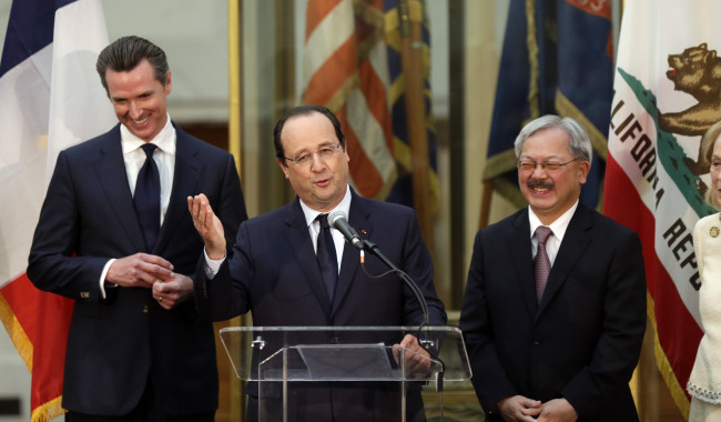 French President Francois Hollande speaks as California Lt. Gov. Gavin Newsom (left) and San Francisco Mayor Ed Lee listen in during a visit to city hall in San Francisco on Wednesday.    AP-Yonhap