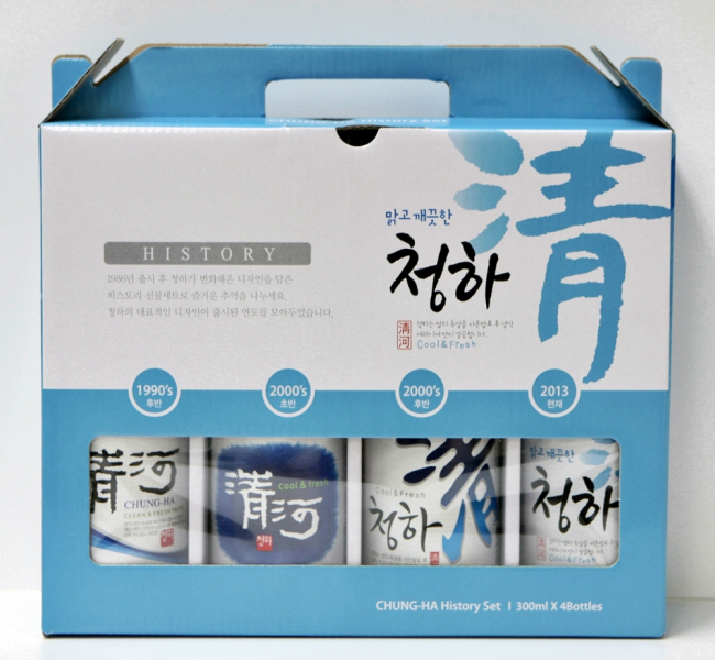 롯데주류가 13일부터 과거와 현재의 청하 라벨 변천사를 한 눈에 알아볼 수 있는 ‘청하 4병들이 기획팩’을 출시한다. 이번에 선보이는 ‘청하 4본입 기획팩’은 1990년대 후반, 2000년대 초반과 후반, 그리고 현재 라벨이 적용된 제품 총 4병으로 구성된 패키지로 출고가는 5885원이며, 2만세트 한정 제작됐다.