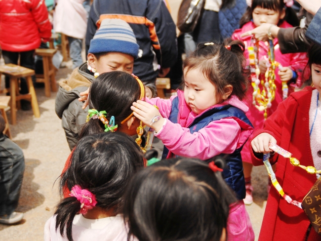 Children participate in a “Learn to Share” program in Shandong province, China, in 2010.   YBM