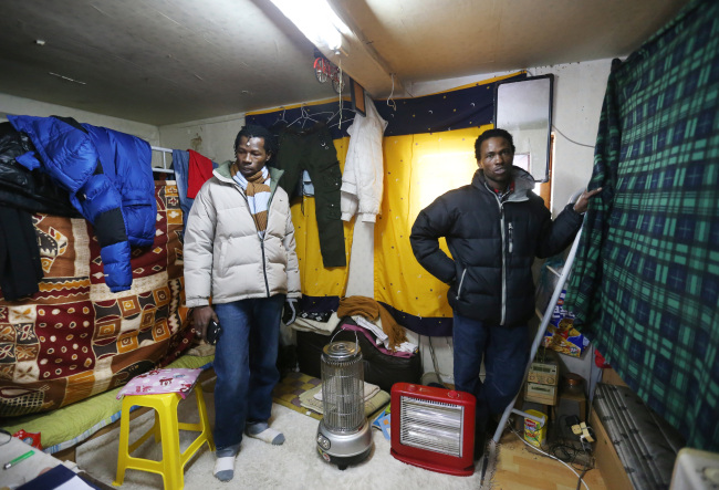 Workers at the Africa Museum of Original Art in Pocheon, Gyeonggi Province, show their dorms to reporters on Thursday.   Yonhap