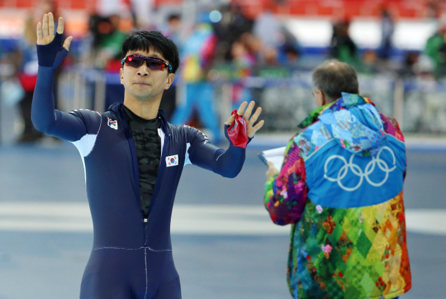 이규혁(스케이트선수)
SOCHI, Russia (Yonhap) ― The man who once shed tears over a fruitless Winter Games ended his love-and-hate relationship with the Olympics with a smile.
South Korean speed skater Lee Kyou-hyuk waves to the crowd after completing his 1,000-meter race at the Sochi Winter Olympics on Wednesday.   Yonhap