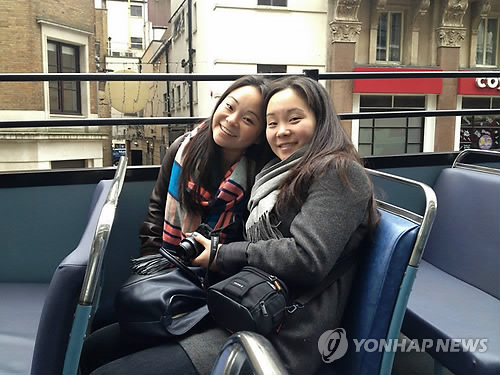 Samantha Futerman (left) poses with her twin sister Anais Bordier   Yonhap