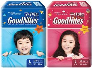 어린이용 안심팬티가 대중화되는 이유는 야뇨증상이 누구나 겪을 수 있는 자연스런 현상이란 인식이 확산됐기 때문. 자녀에게 스트레스를 주기 보다는 전용제품을 사용하며 자연스레 그 시기를 넘기도록 배려하는 부모들이 늘고 있다.
유한킴벌리는 업계에서 유일하게 2009년 자체 생산기반을 갖추면서 제품을 공급해 왔다.
유한킴벌리 관계자는 “당사 ‘굿나이트 어린이용 안심팬티’<사진>는 속옷처럼 편안히 착용할 수 있게 남아용, 여아용으로 구분했다. 샘방지 기능을 보완하는 등 ‘어린이용 안심 속옷’으로 만들었다”고 소개했다.