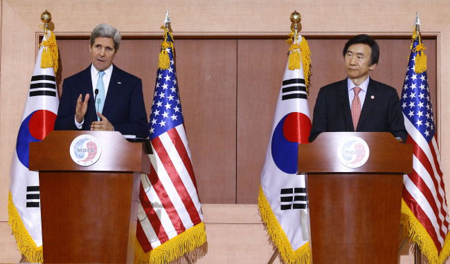 U.S. Secretary of State John Kerry (left) and South Korean Foreign Minister Yun Byung-se hold a joint press conference after holding talks at the Foerign Ministry in Seoul on Thursday. Joint Press Corp.