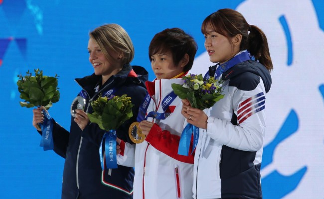 Li Jianrou (center) of China took the gold while Fontana (left) and Park Seung-hui each won the silver and the bronze. (Yonhap)