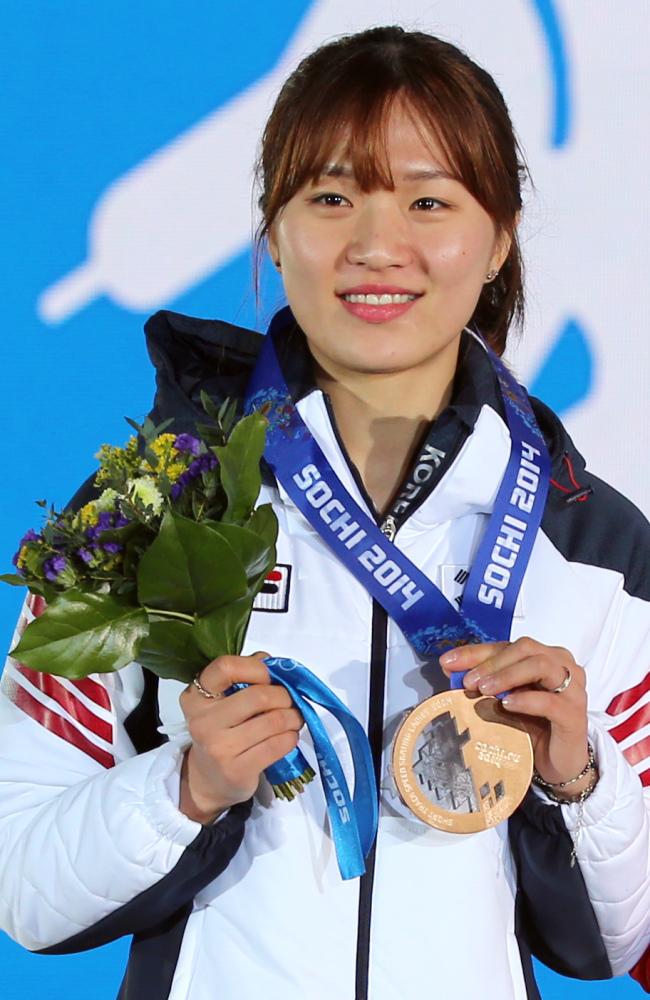 박승희(스케이트선수)
South Korean short tracker Park Seung-hi won the bronze medal in the women's 500 meters on Thursday at the Sochi Winter Olympics.
Short-tracker Park Seung-hi wins the bronze in the women’s 500 meters at the Sochi 2014 Winter Olympics on Thursday. (Yonhap)