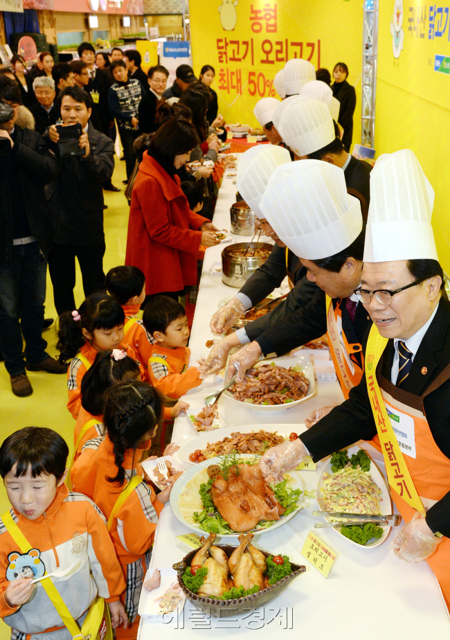 13일 오후 서울 양재동 농협유통센터에서  AI 발생으로 어려움을 겪고 있는 축산농가를 돕기 위한 가금류 안전성 홍보 및 소비촉진 캠페인이 열리고 있는 가운데 이동필(오른쪽) 농림축산식품부 장관이 닭.오리 등으로 만들어진 요리를 어린이들에게 나눠주고 있다./안훈기자 rosedale@ 2014.02.13
13일 오후 서울 양재동 농협유통센터에서  AI 발생으로 어려움을 겪고 있는 축산농가를 돕기 위한 가금류 안전성 홍보 및 소비촉진 캠페인이 열리고 있는 가운데 이동필(오른쪽) 농림축산식품부 장관이 닭.오리 등으로 만들어진 요리를 어린이들에게 나눠주고 있다./안훈기자 rosedale@ 2014.02.13
13일 오후 서울 양재동 농협유통센터에서  AI 발생으로 어려움을 겪고 있는 축산농가를 돕기 위한 가금류 안전성 홍보 및 소비촉진 캠페인이 열리고 있는 가운데 이동필(오른쪽) 농림축산식품부 장관이 닭.오리 등으로 만들어진 요리를 어린이들에게 나눠주고 있다./안훈기자 rosedale@ 2014.02.13