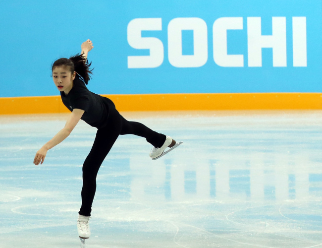 김연아(스케이트선수)
Reigning Olympic figure skating gold medalist Kim Yu-na took part in her first practice of the Sochi Games on Thursday evening, with more than a dozen TV cameras documenting her every step across the ice.
Korea’s Kim Yu-na takes part in a practice session in Sochi on Thursday.   Yonhap