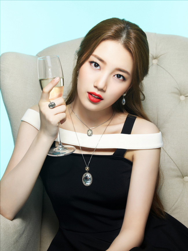 정장스타일엔 볼드한 주얼리로 [사진제공=스와로브스키]