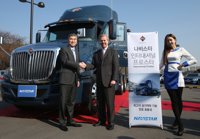U.S. Ambassador to Korea Sung Kim (left) shakes hands with Tom Clevinger, senior vice president and general manager of Navistar’s global export operations, at the Grand Hyatt Seoul Hotel.   Navistar
