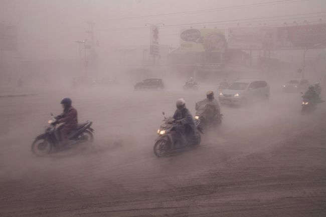 Volcanic ash blankets Yogyakarta in Central Java about 200 kilometers west of the Mount Kelud volcano in East Java province, Indonesia, Friday.   AFP-Yonhap