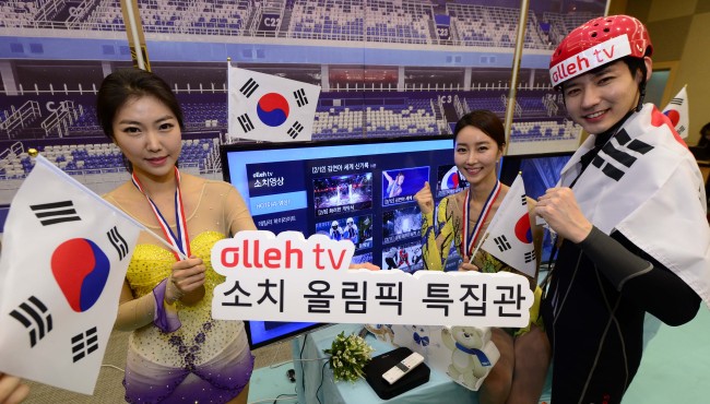 KT의 올레TV가 16일 오전 소치 동계올림픽을 맞아 신개념 올림픽 시청 서비스 '소치 올림픽 특집관'을 선보이고 있다. 이번에 선보이는 서비스는 실시간 경기 중계를 비롯해 주요 경기 하이라이트 영상 및 각종 부가 정보를 한눈에 볼 수 있다. 박해묵 기자/mook@heraldcorp.com
KT의 올레TV가 16일 오전 소치 동계올림픽을 맞아 신개념 올림픽 시청 서비스 '소치 올림픽 특집관'을 선보이고 있다. 이번에 선보이는 서비스는 실시간 경기 중계를 비롯해 주요 경기 하이라이트 영상 및 각종 부가 정보를 한눈에 볼 수 있다. 박해묵 기자/mook@heraldcorp.com
