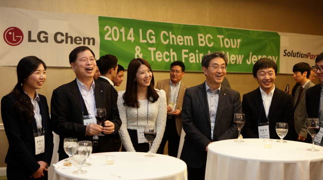 LG Chem CEO Park Jin-soo (second from left) speaks to job candidates from top U.S. universities during the company’s “Business and Campus Tour & Tech Fair,” a global talent acquisition event, held at a Marriott Hotel in New Jersey, U.S., Saturday.   LG Chem