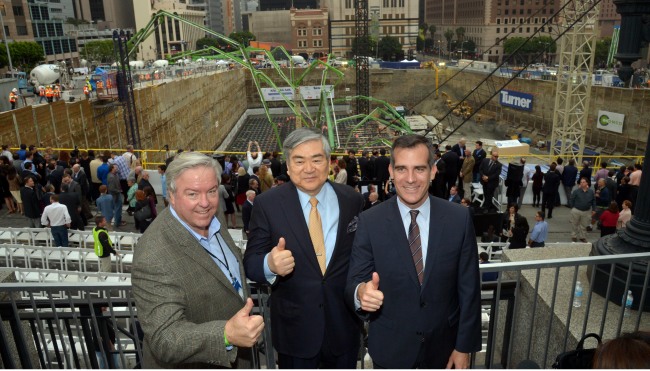 (From left) AC Martin Partners CEO Chris Martin, Hanjin Group chairman Cho Yang-ho and Los Angeles Mayor Eric Garcetti pose at the reconstruction site of the Wilshire Grand Hotel in Los Angeles on Saturday.   Kim Myung-sub/The Korea Herald