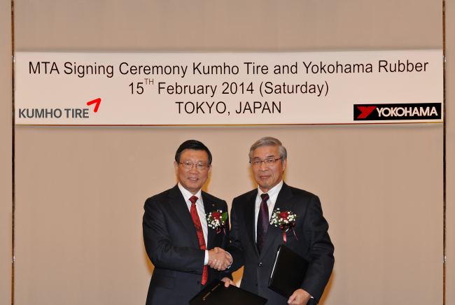Kumho Asiana Group chairman Park Sam-koo (left) and Yokohama Rubber chairman Tadanobu Nagumo shake hands after the two tire makers agreed to a strategic alliance in Tokyo on Saturday.   Kumho Tires