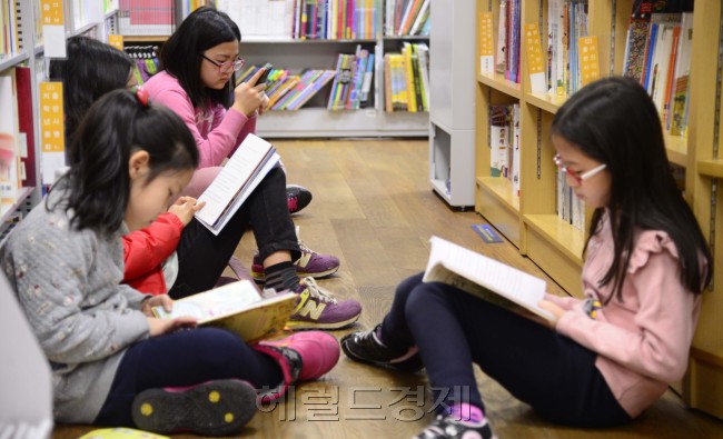 봄방학이 시작되면서 휴일을 맞은 16일 오전 서울 광화문의 한 서점을 찾은 어린이들이 책을 읽으며 신학기를 준비하과 있다. 박해묵 기자/mook@heraldcorp.com
봄방학이 시작되면서 휴일을 맞은 16일 오전 서울 광화문의 한 서점을 찾은 어린이들이 책을 읽으며 신학기를 준비하과 있다. 박해묵 기자/mook@heraldcorp.com
봄방학이 시작되면서 휴일을 맞은 16일 오전 서울 광화문의 한 서점을 찾은 어린이들이 책을 읽으며 신학기를 준비하과 있다. 박해묵 기자/mook@heraldcorp.com
