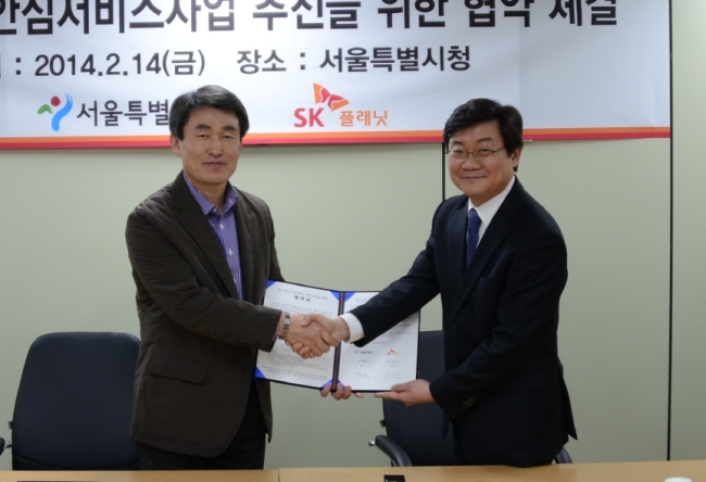 백호(왼쪽) 서울시 교통정책관이 SK플래닛과 ‘NFC 택시 안심귀가 서비스’ 확대 업무협약을 맺고 있다.