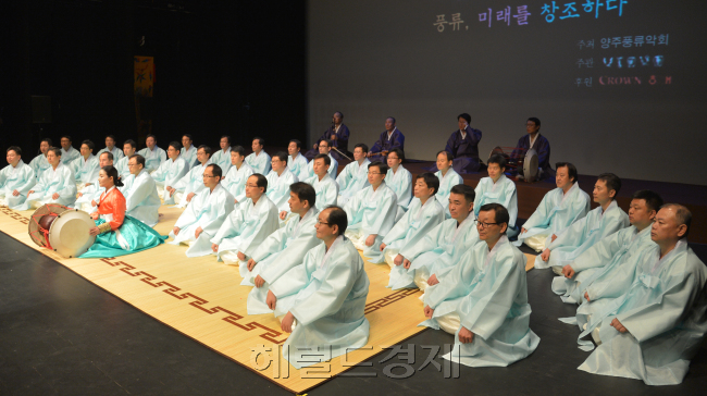정월대보름을 맞아 14일 세종문화회관에서 펼쳐진 제7회 대보름명인전에서 황숙경 명인이 이끄는 크라운-해태제과 임직원 36명이 동창이 밝았느냐 떼시조를 선보이고 있다.<br /><br />윤병찬기자/yoon4698@heraldcorp.com
정월대보름을 맞아 14일 세종문화회관에서 펼쳐진 제7회 대보름명인전에서 황숙경 명인이 이끄는 크라운-해태제과 임직원 36명이 동창이 밝았느냐 떼시조를 선보이고 있다.
윤병찬기자/yoon4698@heraldcorp.com