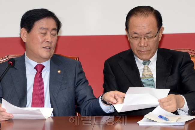 황우여새누리당 대표최고위원(오른쪽)이 17일 오전 국회에서 열린 최고위원회의에 참석 최경환원내대표와 이야기를하고 있다.이길동기자.gdlee@-2014.02.17.
황우여새누리당 대표최고위원(오른쪽)이 17일 오전 국회에서 열린 최고위원회의에 참석 최경환원내대표와 이야기를하고 있다.이길동기자.gdlee@-2014.02.17.