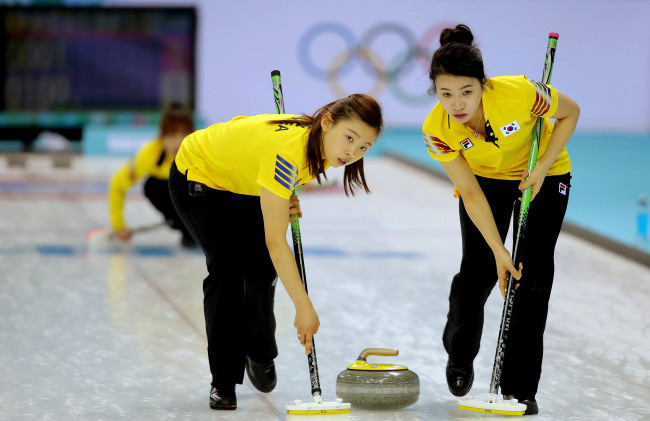 이슬비(좌부터/컬링선수/경기도청),엄민지(컬링선수/경기도청)
It was a day mixed with hope and disappointment for South Korea at the Sochi Winter Olympics, as female curlers vowed to work harder for a better future, and the men's bobsleigh teams took an important step forward.