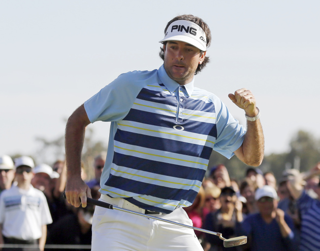 Bubba Watson celebrates his birdie putt on the 18th green.   AP-Yonhap
