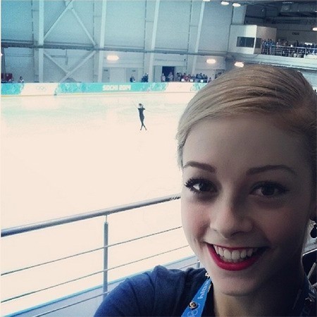 그레이시골드(GracieGold/스케이트선수)
바비인형을 빼닮은 미모로 화제가 되고 있는 미국 피겨 스케이팅 선수 그레이시 골드(19)가 김연아(24)를 배경으로 한 특별한 사진을 공개했다.